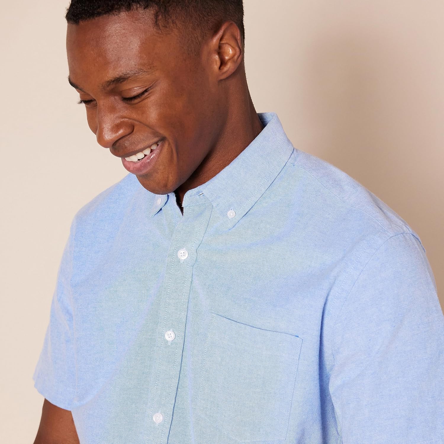 Thumbnail 2 de Amazon Essentials Men’s Regular-Fit Short-Sleeve Pocket Oxford Shirt