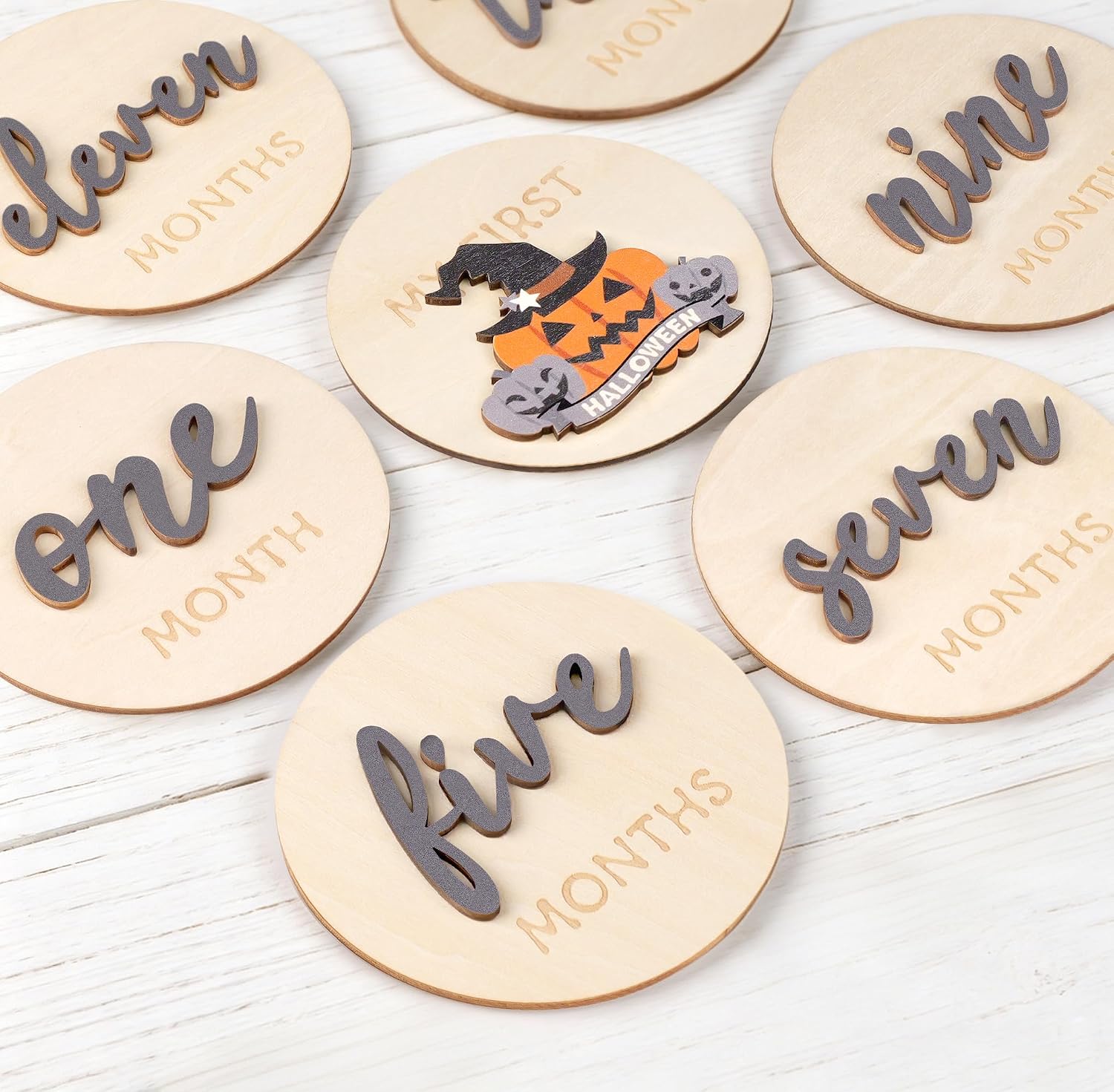Detalle de Wooden Baby Milestone Signs, 16-Piece Monthly and Holiday Set