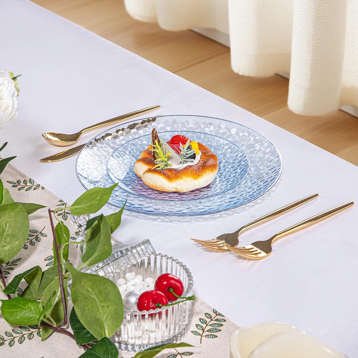 Detalle 2 de Rubtlamp 60Pcs Blue Hammered Plastic Plates — Heavy Duty Disposable Plates (30 Dinner + 30 Dessert)