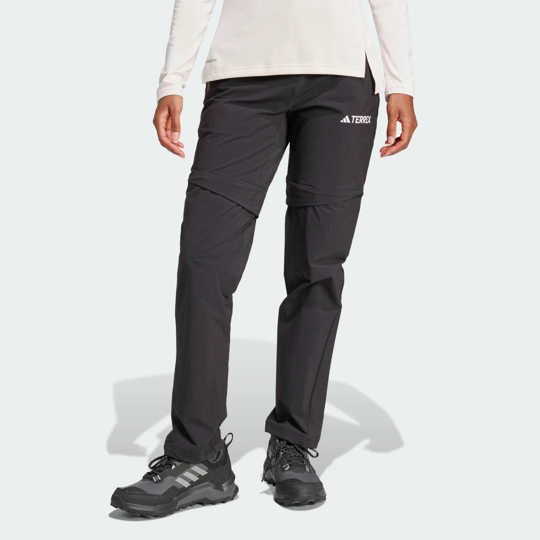 Detalle de Pantalón Terrex Multi Zip-Off de Adidas: versatilidad para outdoor en negro