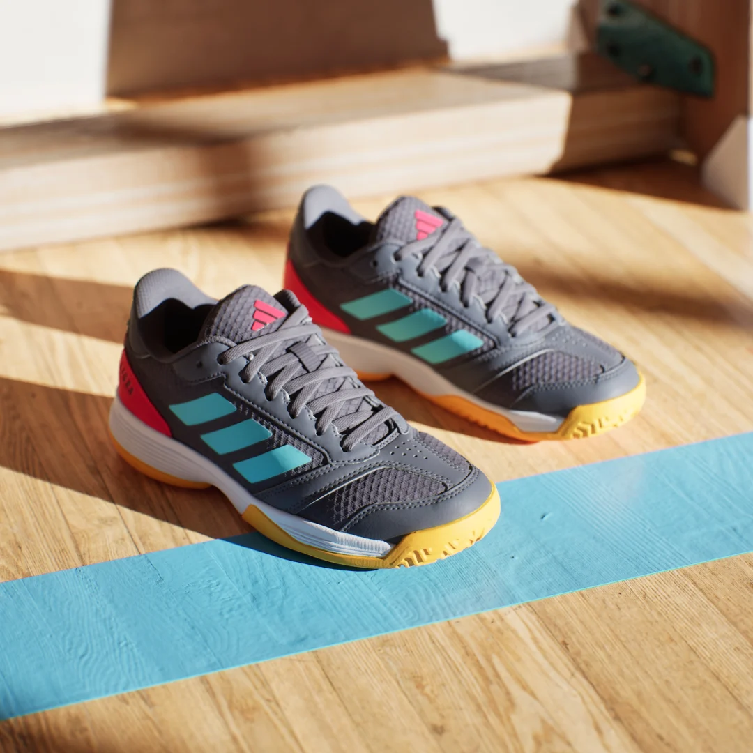 Detalle de Adidas Ligra 8 Indoor (Adolescentes) – Zapatilla gris para pistas cubiertas