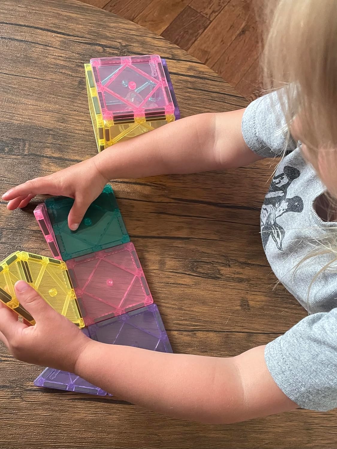 Detalle de CreateOn Crayola Magnetic Tiles: 14-Piece Pastel Building Set for Travel Fun and Early STEM