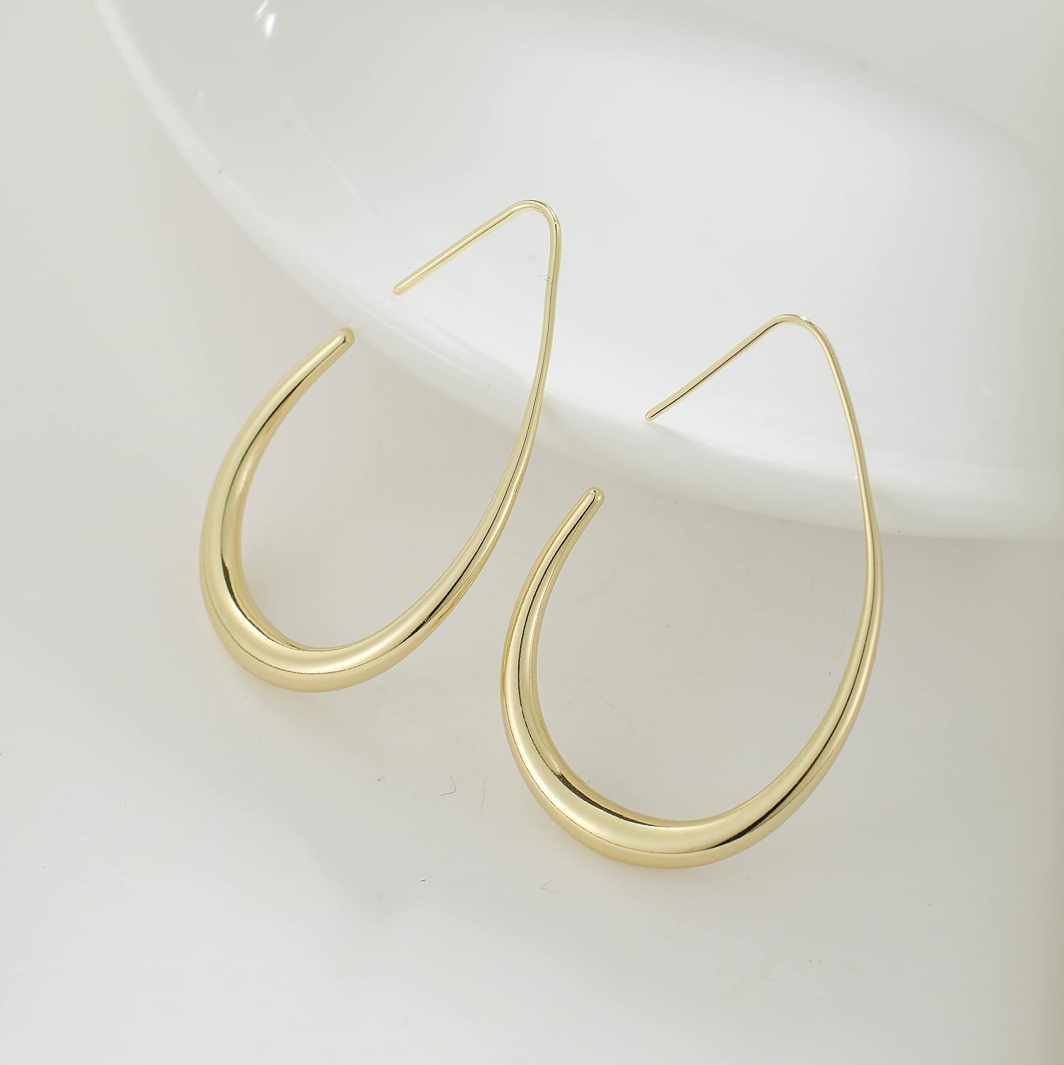 Detalle de Lightweight Teardrop Hoop Earrings for Women – 14k Gold Plated