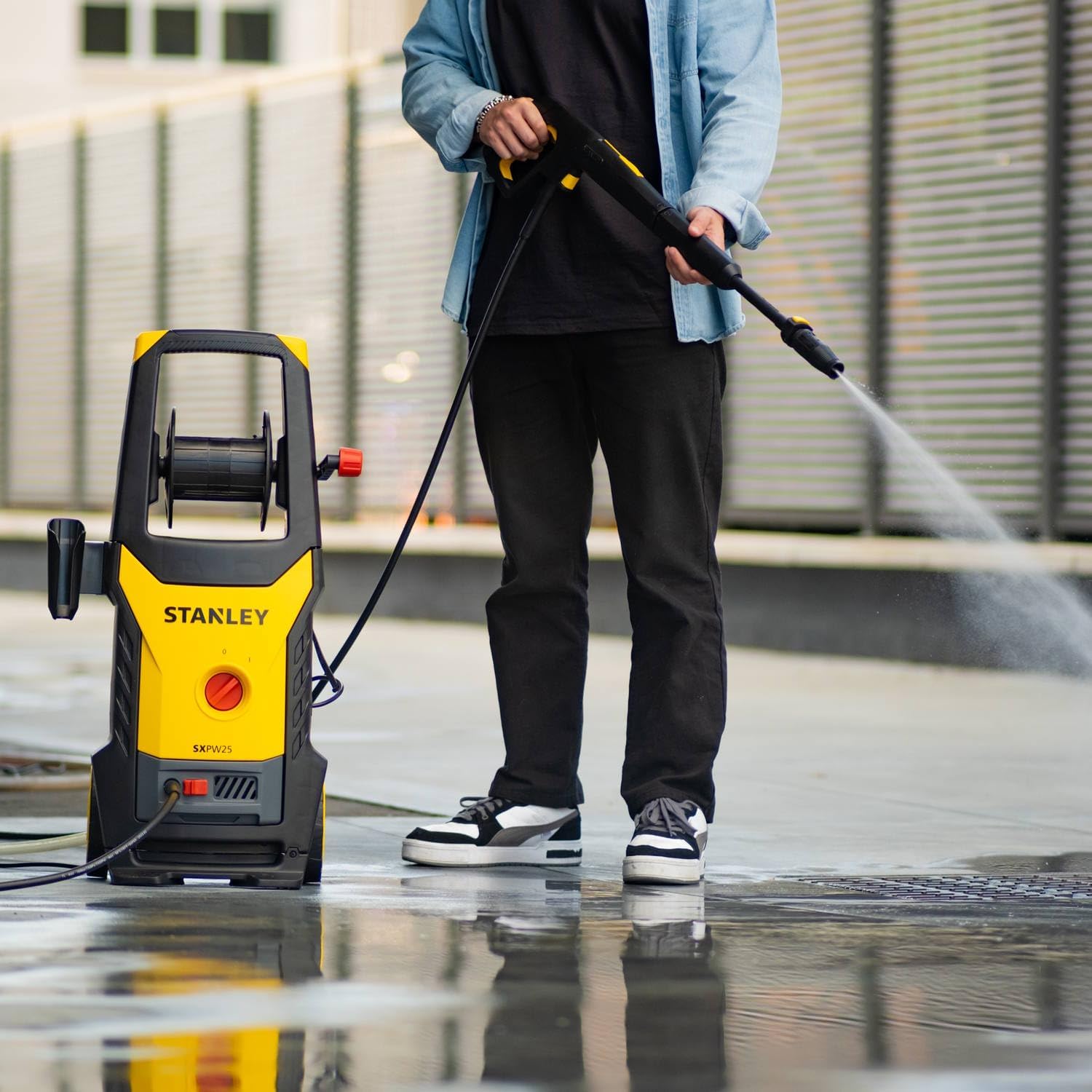 Detalle de Stanley Idropulitrice ad Alta Pressione SXPW25E: potenza e versatilità per esterni e veicoli