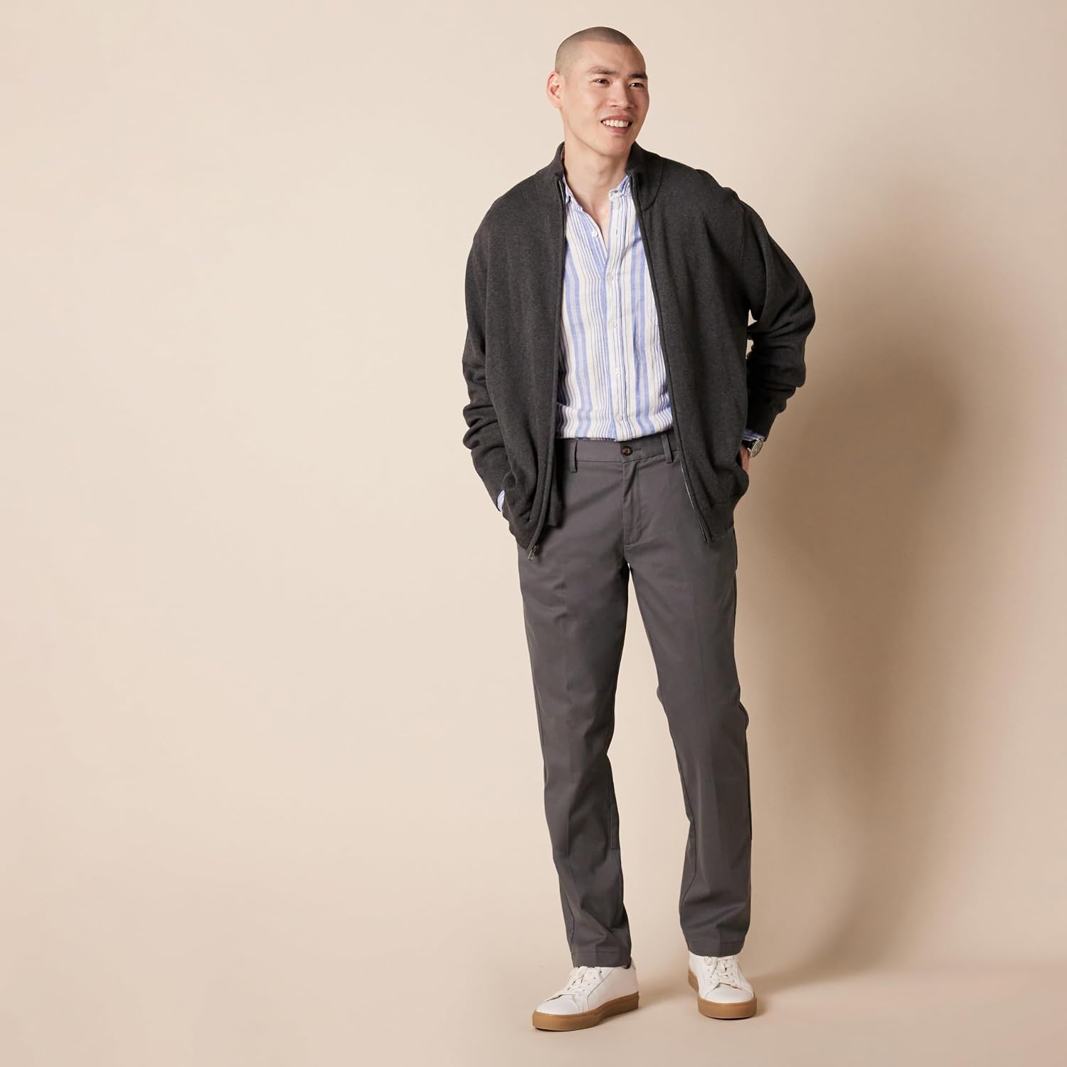 Detalle de Amazon Essentials Men's Straight Fit Wrinkle-Resistant Flat-Front Casual Chino Trousers