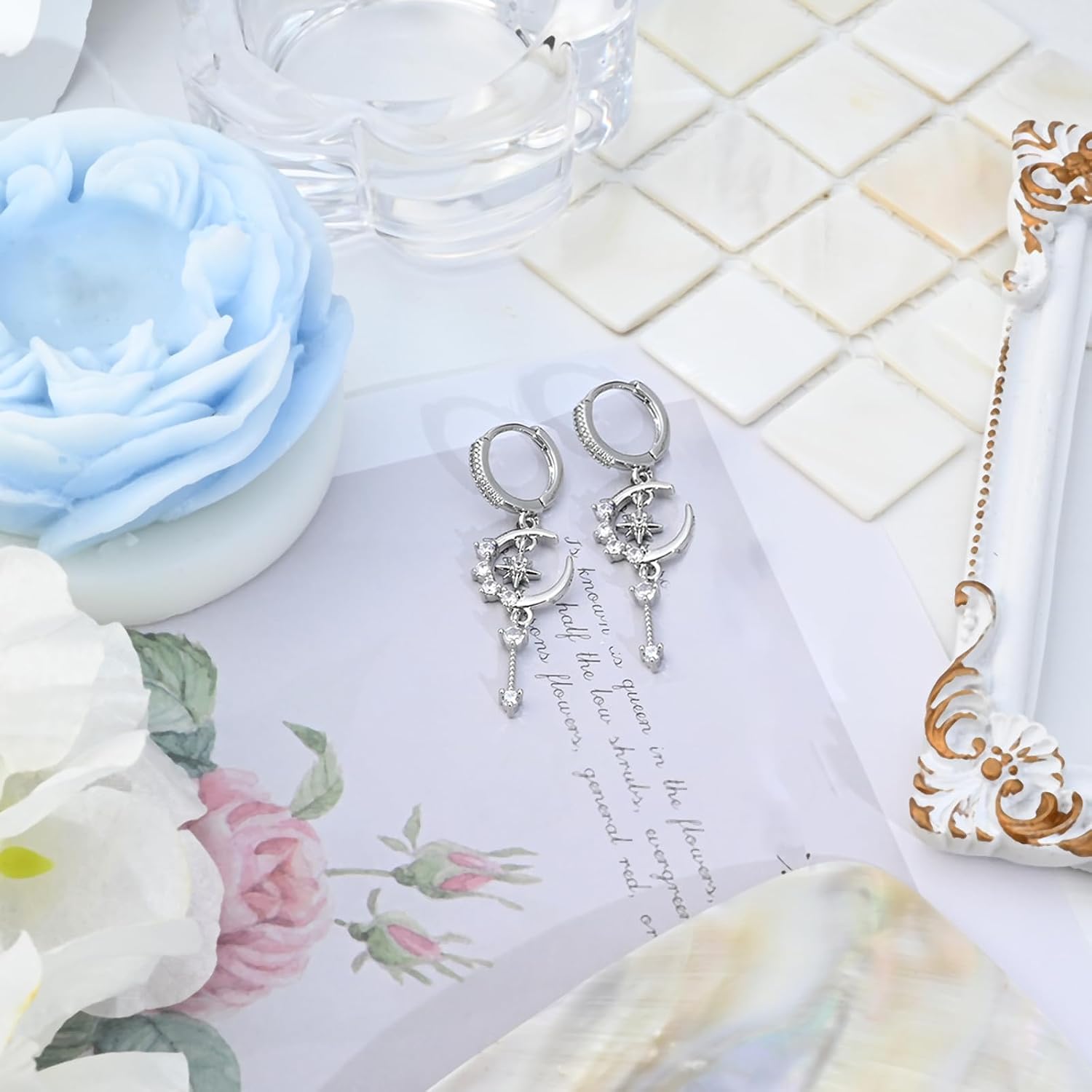 Detalle de Weviway Moon and Star Huggie Dangle Earrings for Women – Celestial Silver with Cubic Zirconia