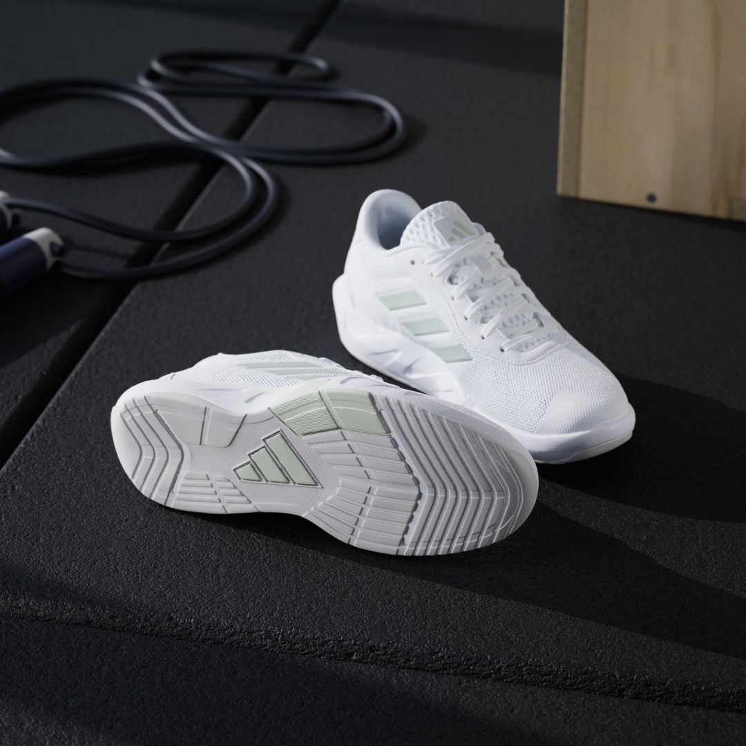 Detalle de Zapatillas de training Amplimove de Adidas — blancas
