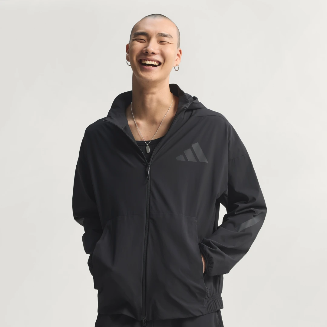 Detalle de Adidas Z.N.E. Chaqueta Deportiva de Tejido Técnico – Negro