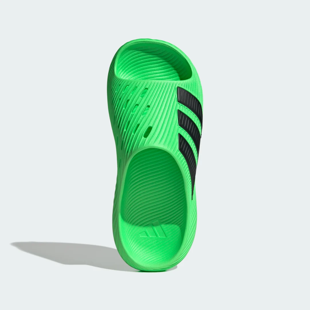 Detalle 2 de CHANCLA PURECHILL de Adidas: comodidad veraniega en verde, para uso diario y paseo ocasional