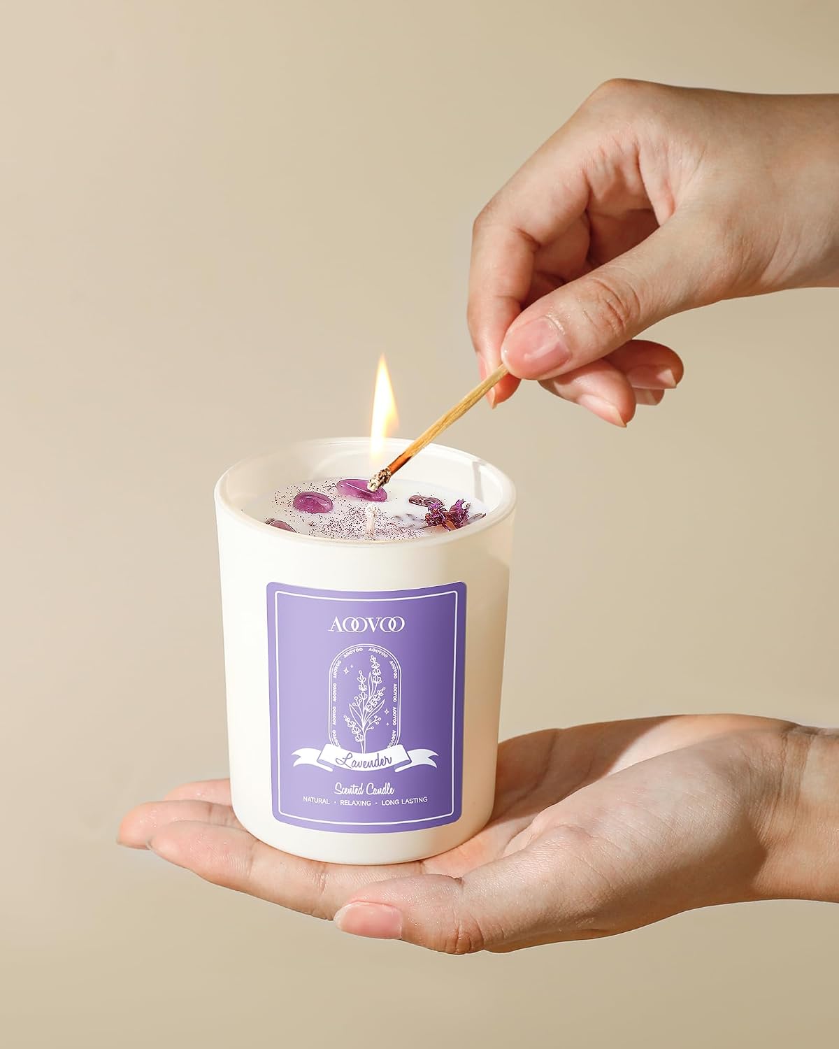 Detalle 2 de AOOVOO Lavender Scented Candle Set 2 Pack with Crystals Inside — 14oz Soy Aromatherapy Candles for Home and Gifts