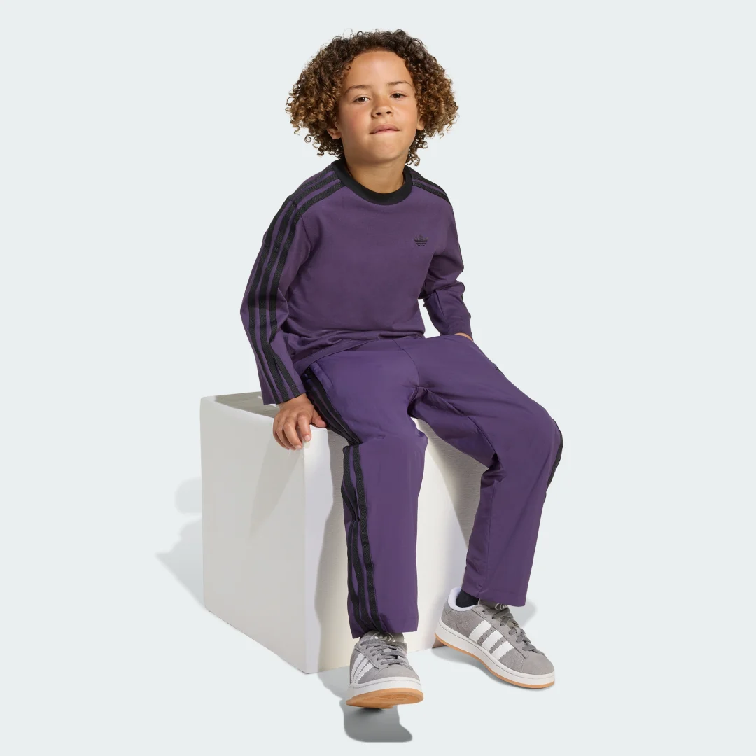 Detalle de Conjunto Crew Kids de Adidas en color violeta: comodidad para los peques