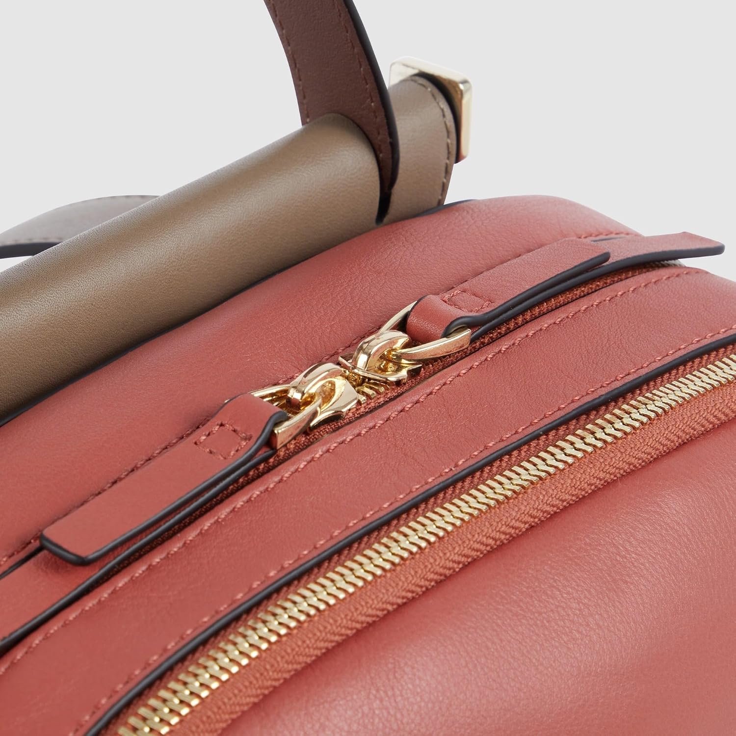 Detalle de PIQUADRO Zaino Donna Porta iPad®: stile, protezione e praticità per l’uso quotidiano