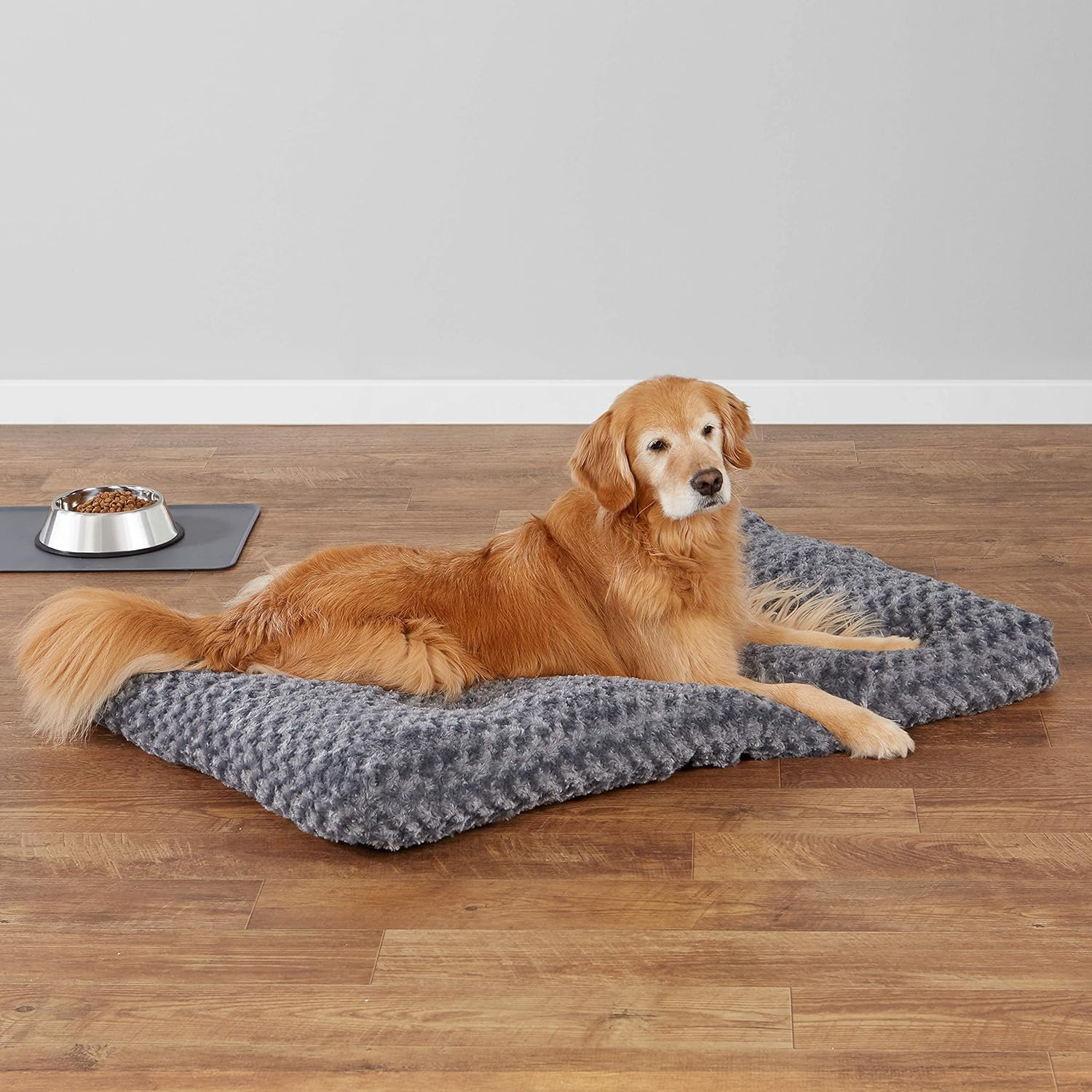 Detalle de Amazon Basics Materassino lavabile per animali domestici con motivo a spirale – grigio, 117 x 74 x 10 cm