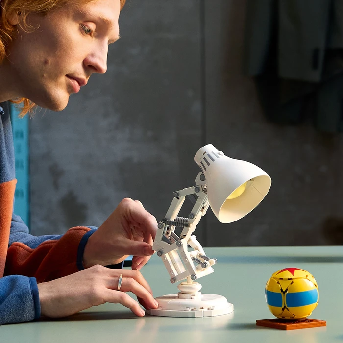 Thumbnail 6 de LEGO Ideas Disney Pixar Luxo Jr. 21357 – Kult-Figur mit beweglichen Armen (613 Teile)