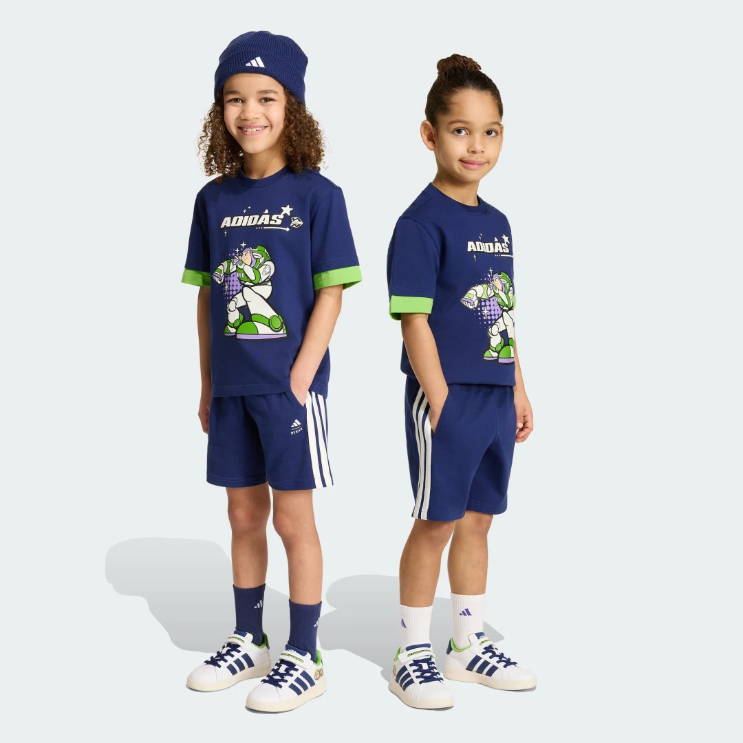 Detalle de Conjunto con camiseta Adidas Pixar Toy Story – edición azul