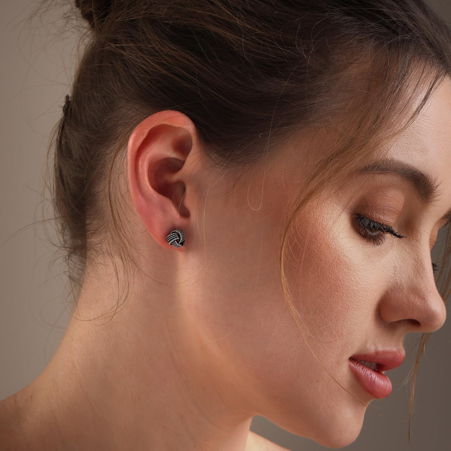 Detalle de LeCalla 925 Sterling Silber Love-Knoten Ohrring – zarter, leicht verdrehter Liebesknoten