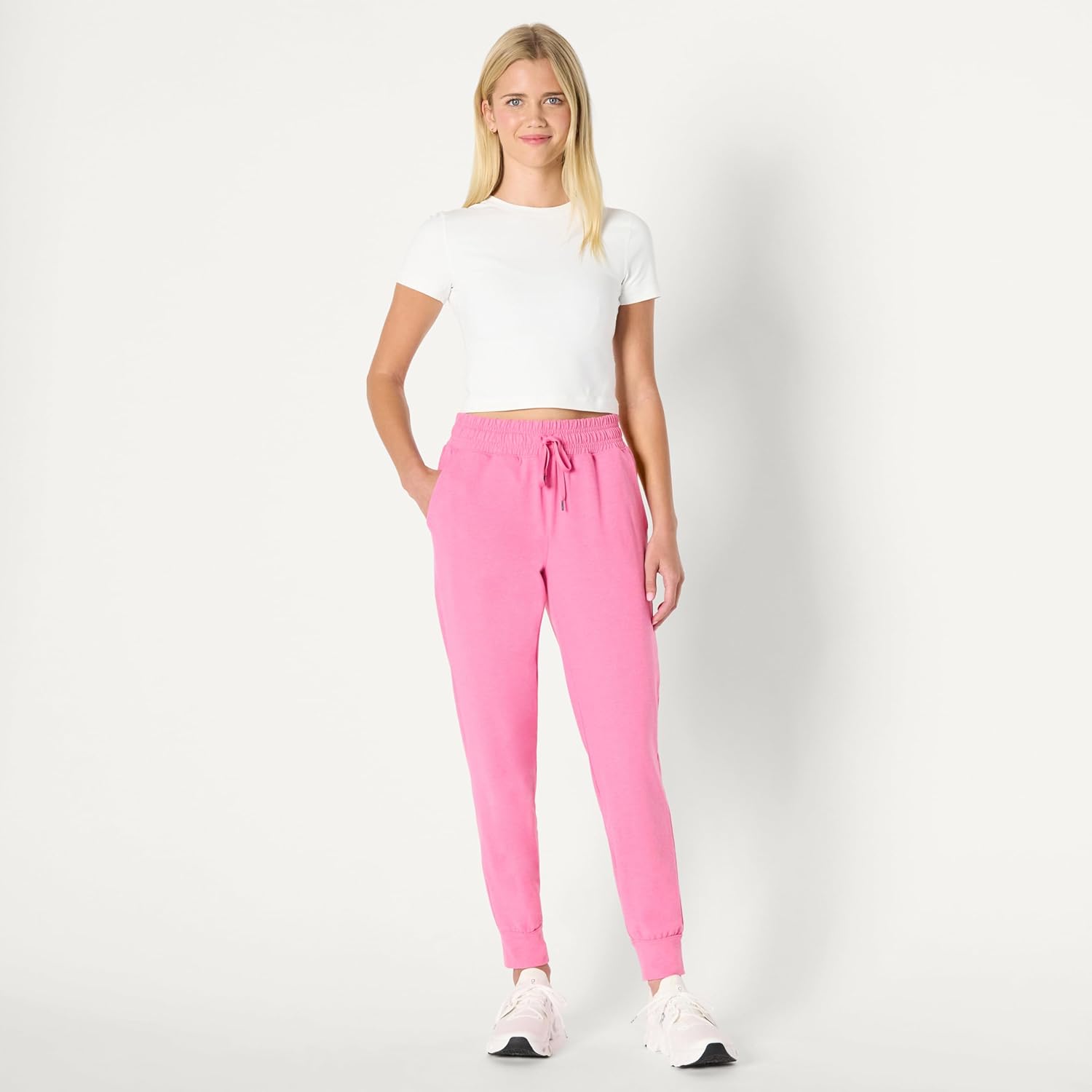 Detalle de Amazon Essentials Women's Athletic Soft Performance Cropped Capri Joggers