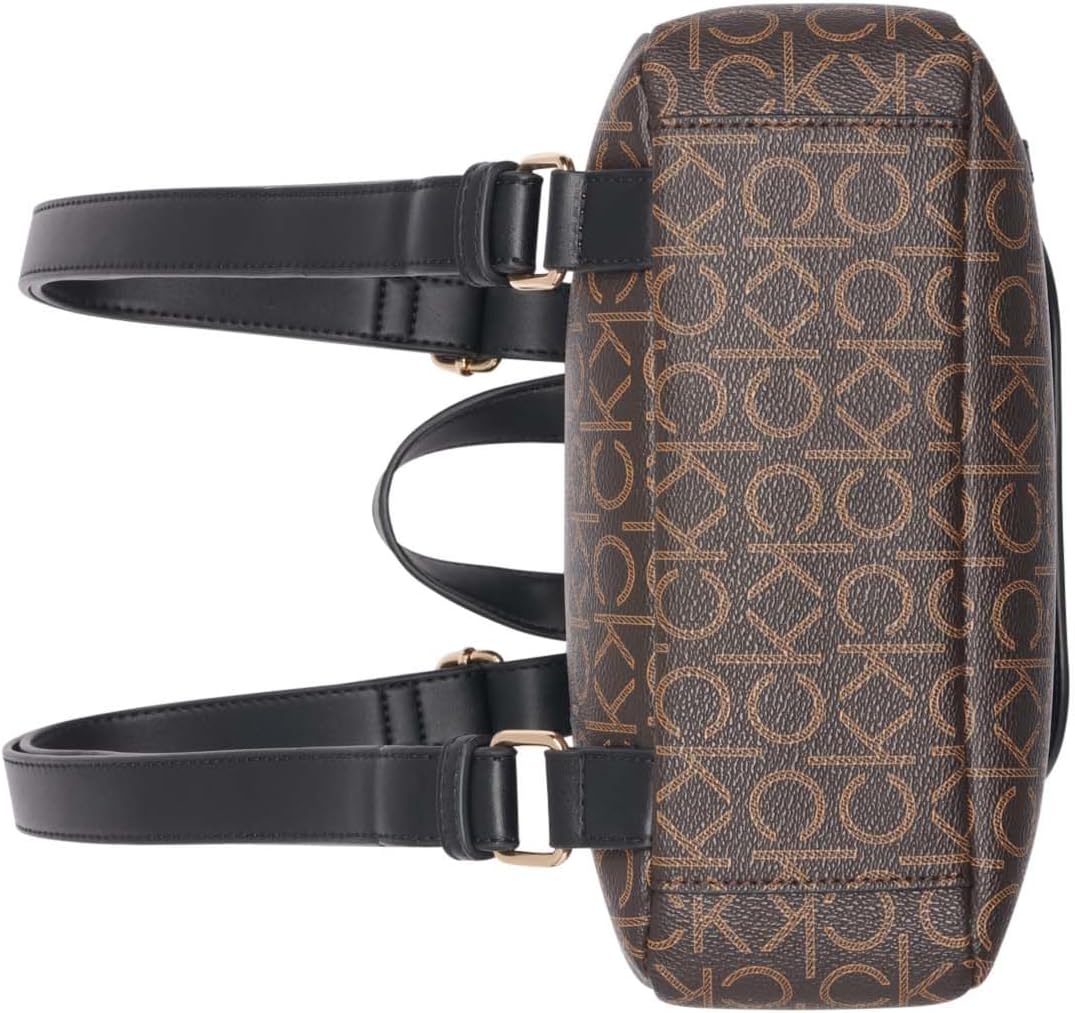 Detalle de Calvin Klein Reyna Signature Flap Backpack