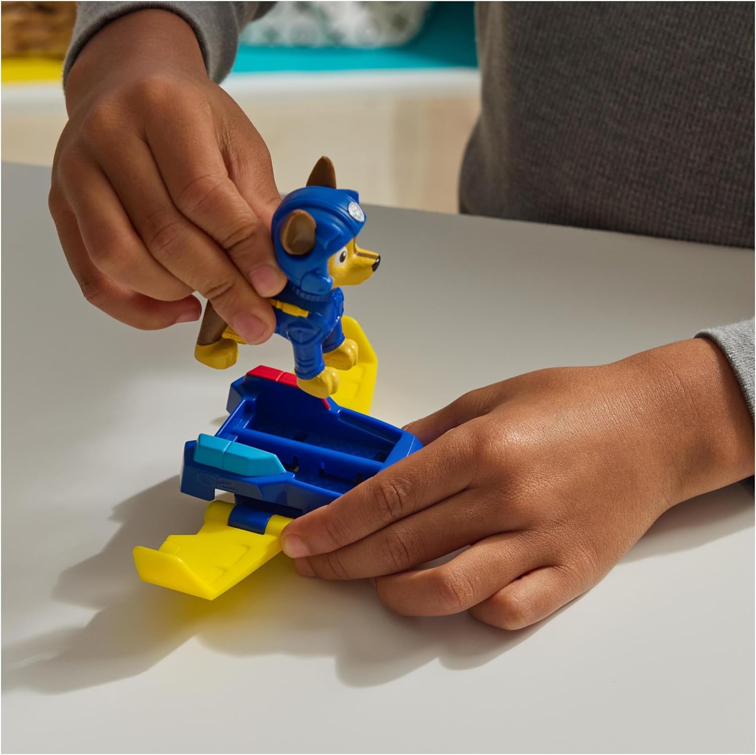 Detalle de PAW Patrol Chase Action Pup – figur med miniräddningsflygplan och utfällbara vingar