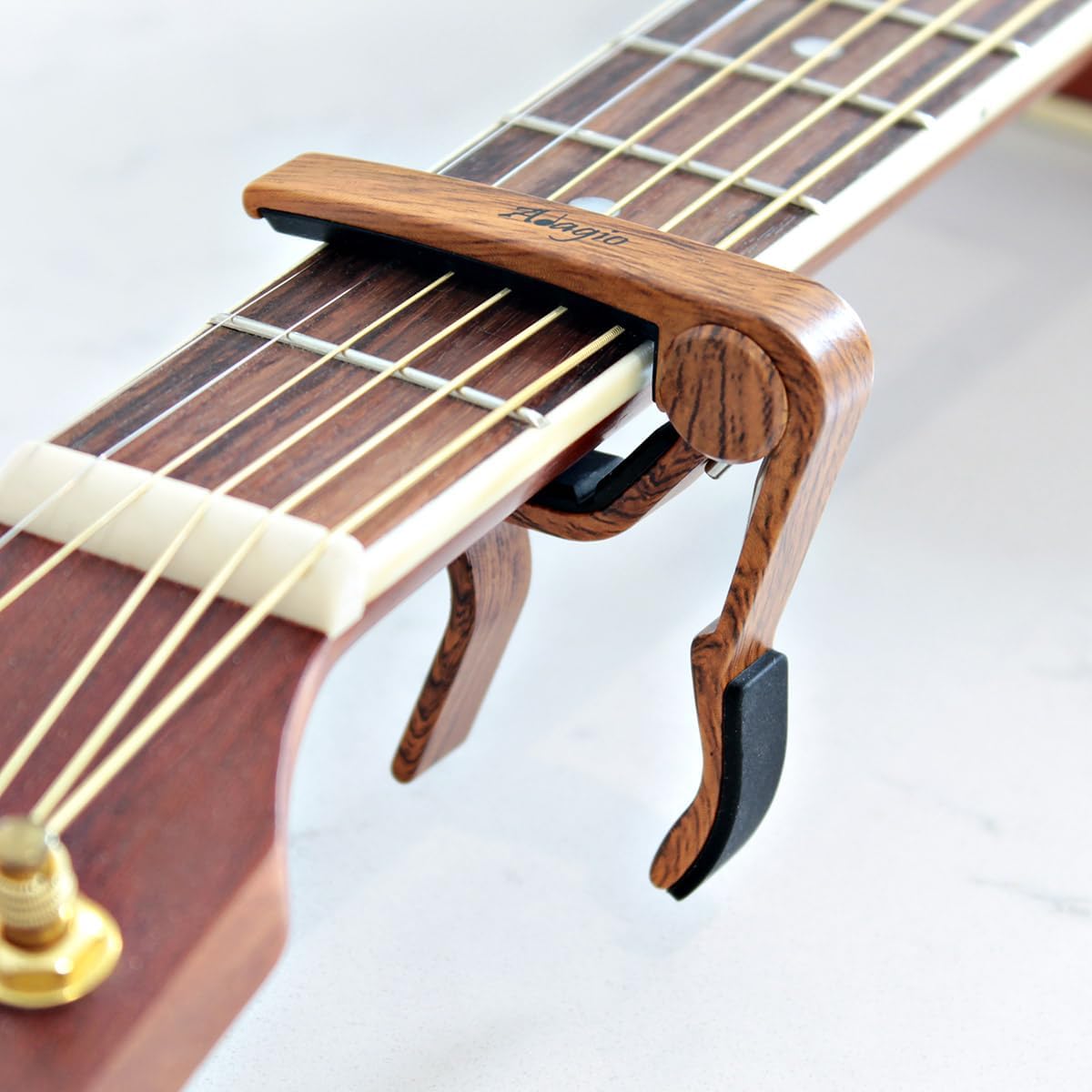 Detalle de Adagio Pro Acoustic & Electric Guitar Capo with Quick Release and 5 Free Picks
