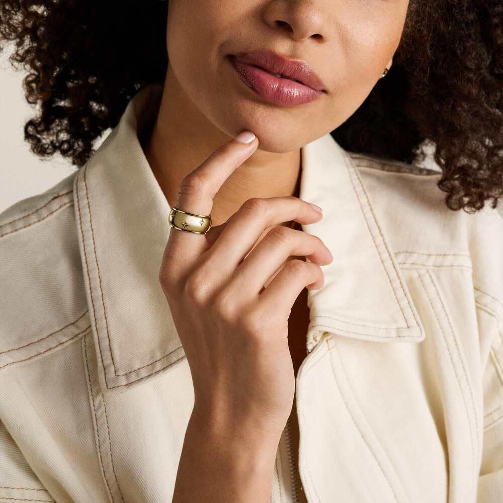 Detalle 2 de Fossil Damen-Edelstahlring Sadie – Goldfarbener Edelstahlring
