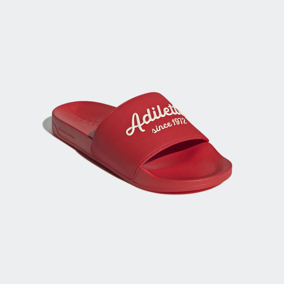 Detalle 2 de Adilette Shower de Adidas: chancla roja versátil para ducha y uso diario