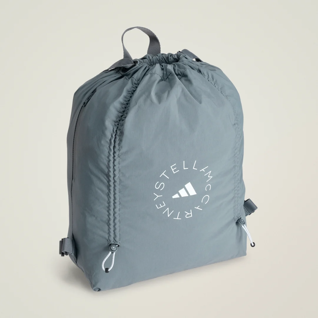Detalle 2 de Mochila saco adidas by Stella McCartney (negro) – estilo urbano y sostenibilidad