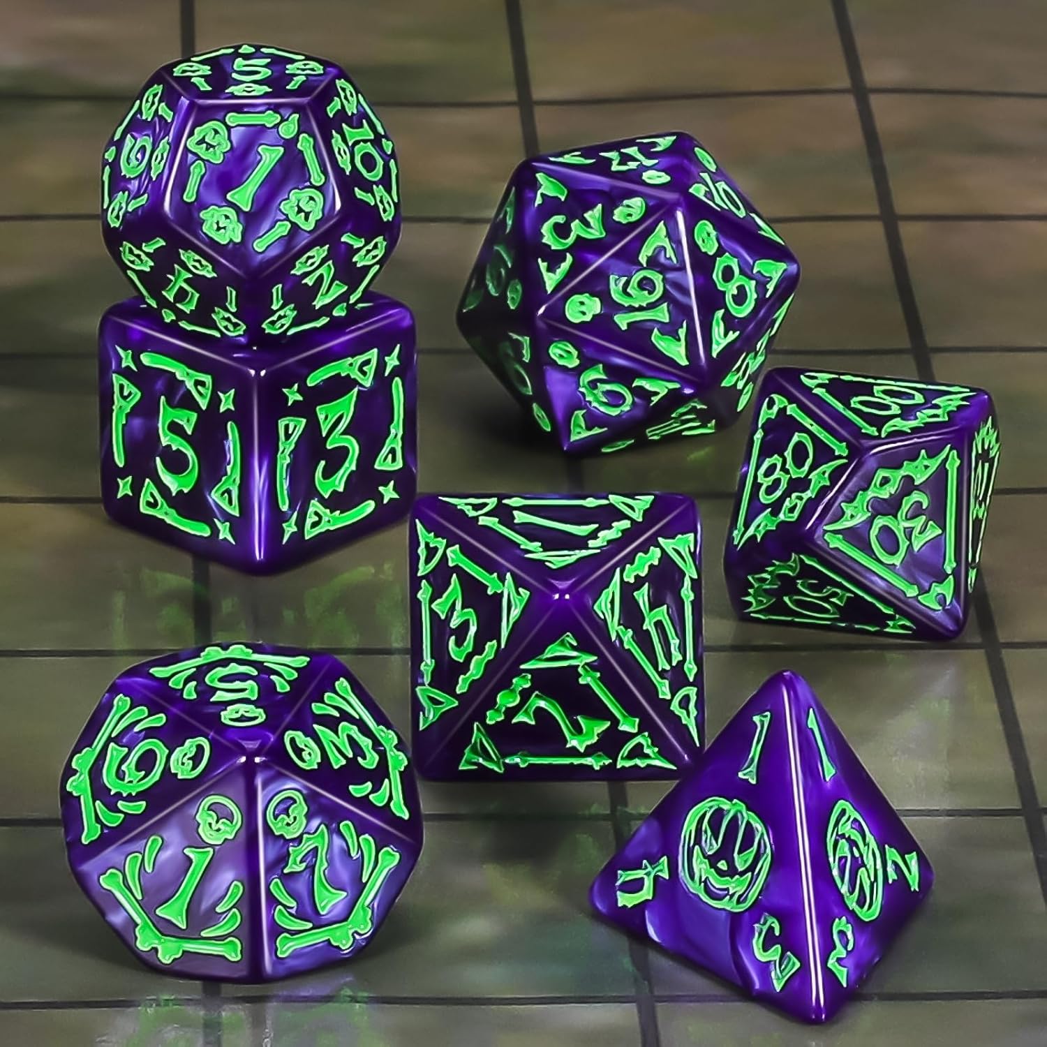 Detalle 2 de QMAY set di dadi poliedrici per Dungeons & Dragons e giochi da tavolo, 7 pezzi in acrilico (lilla Halloween)