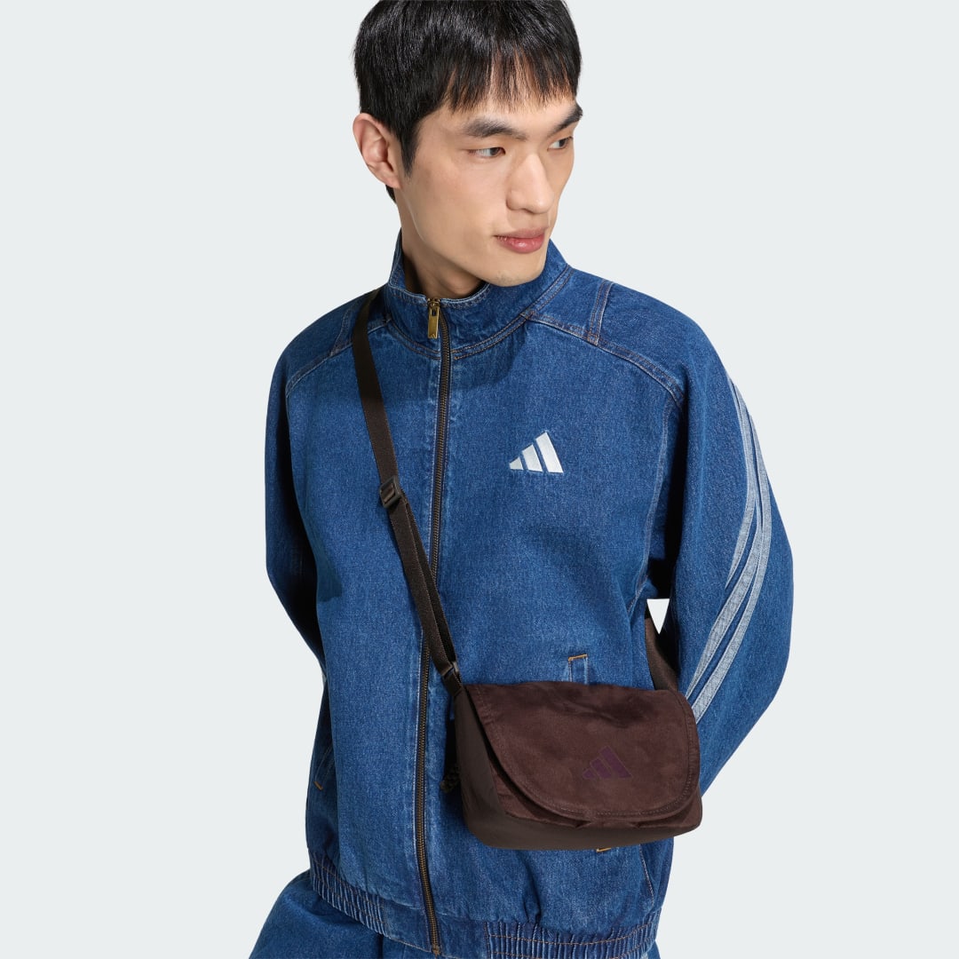 Detalle de Bolso cruzado Soft Lux de Adidas: práctica elegancia en color Marrón