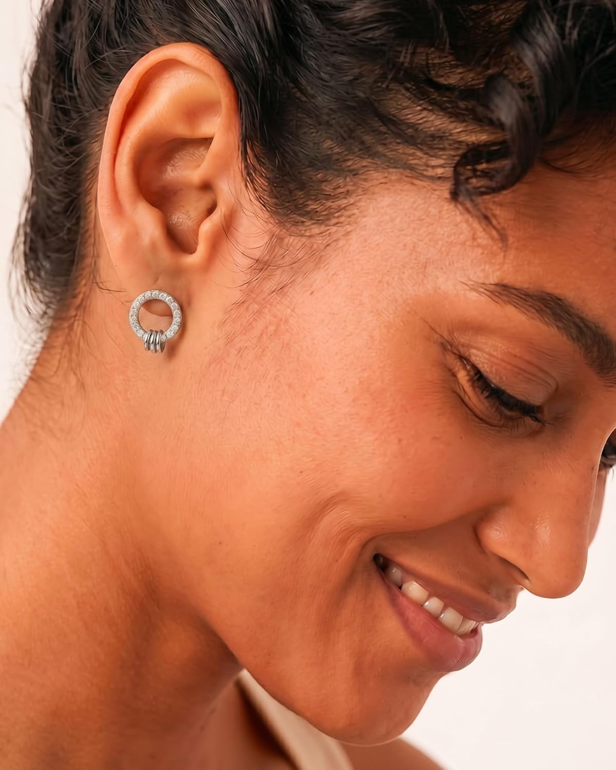 Detalle de MUMREUES Ohrringe Silber 925 – Minimalistische Zirkonia-Stecker, 28 mm Durchmesser