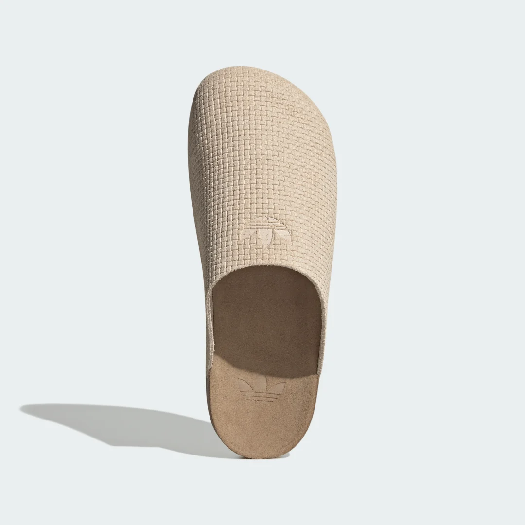 Detalle 2 de MULE ADIMULE de Adidas: sandalia mule beige para uso diario