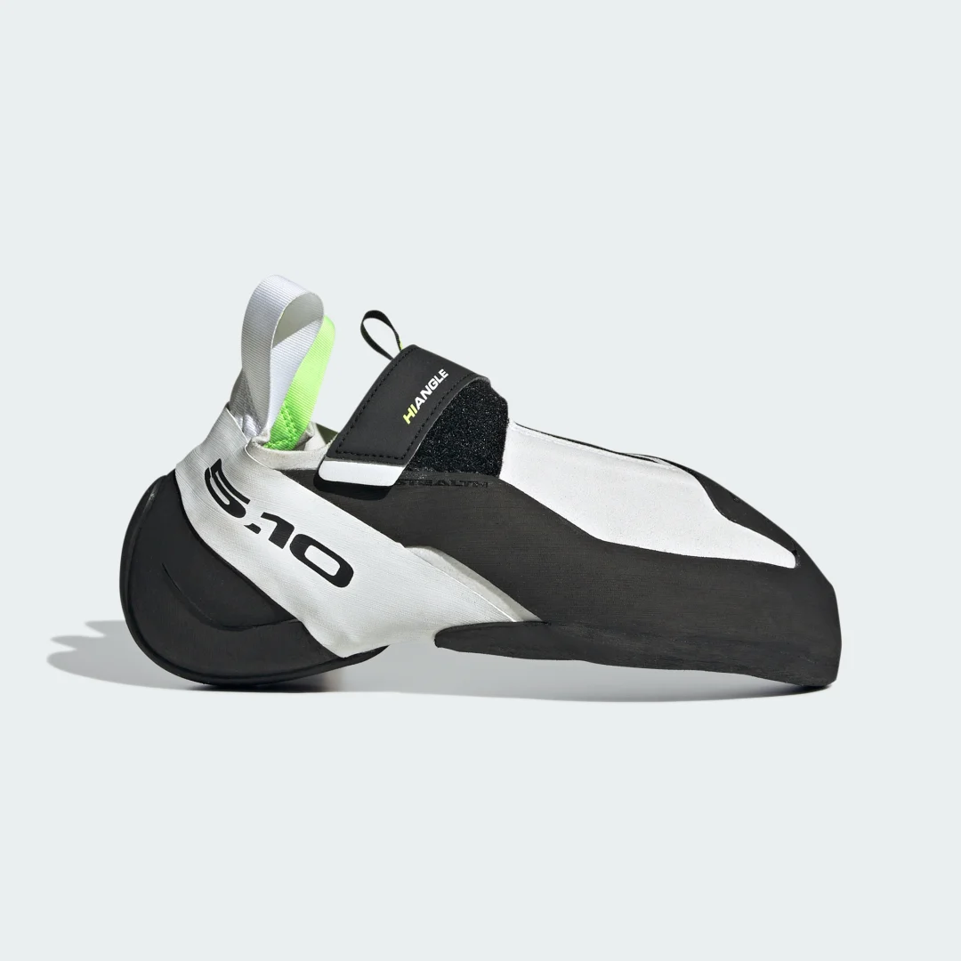Detalle de Pie de gato Five Ten Hiangle de Adidas, color blanco