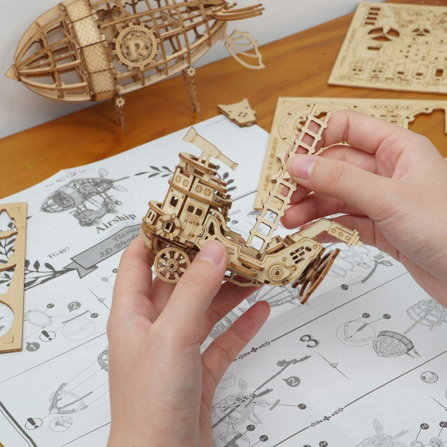 Detalle 2 de Rolife Zeppelin Dirigeable Puzzle 3D Bois