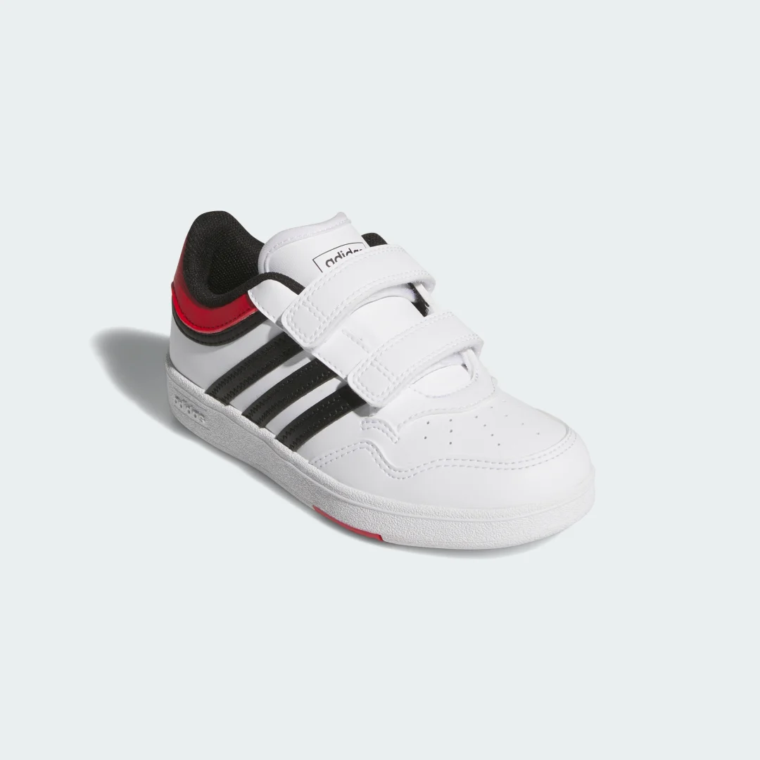 Detalle de Hoops 4.0 de Adidas: comodidad y versatilidad en blanco
