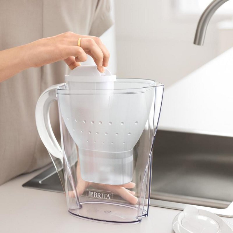 Detalle de Jarra filtradora BRITA Marella 2,4 L azul transparente con Maxtra Pro y 2 cartuchos