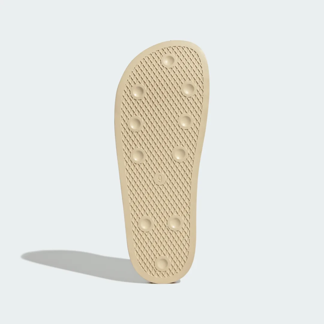 Detalle de MULE ADIMULE de Adidas: sandalia mule beige para uso diario