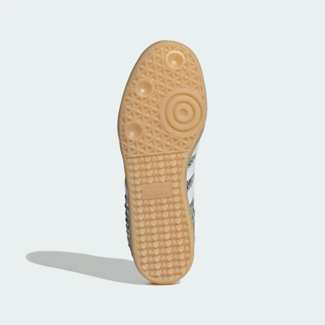 Detalle de Zapatilla Samba de Adidas — color plateado