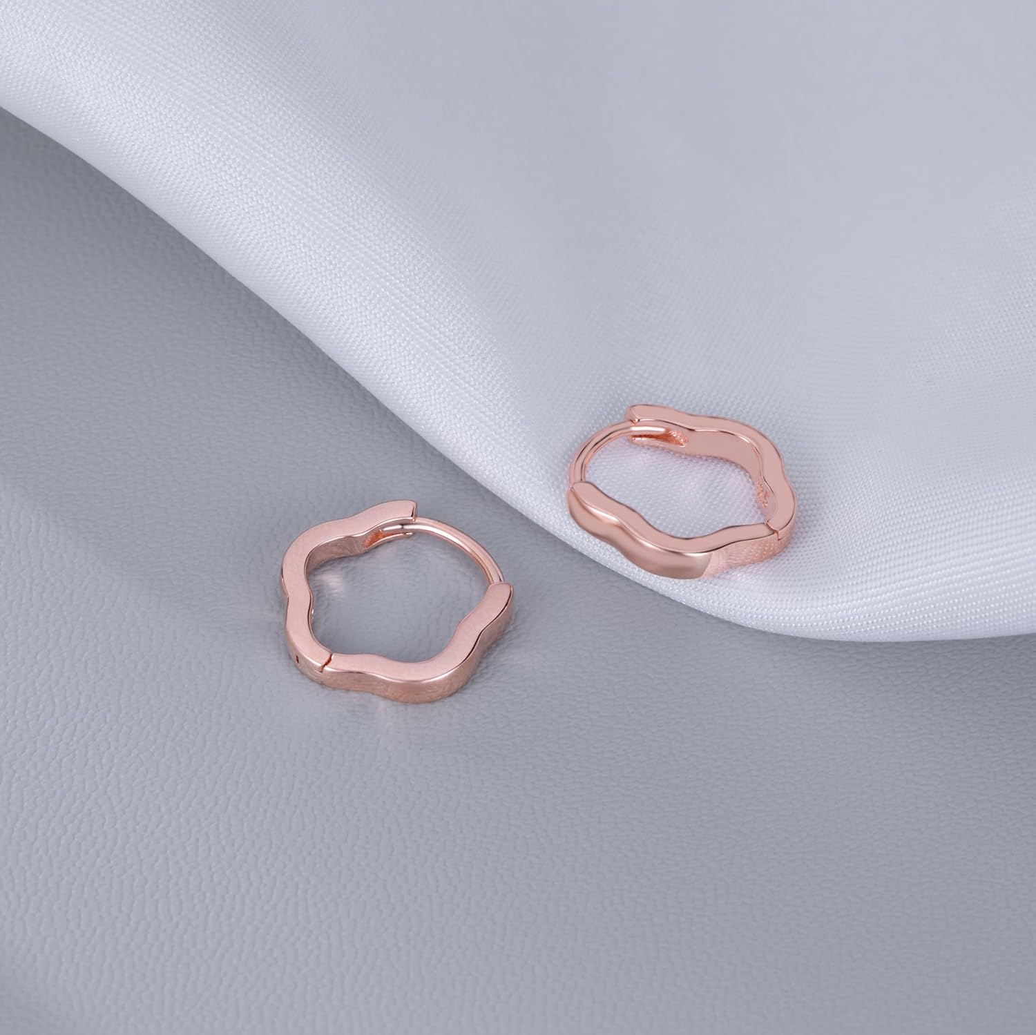 Detalle 2 de Reffeer 925 Sterling Silver Flower Shape Hoop Earrings – 14mm Minimalist Huggies
