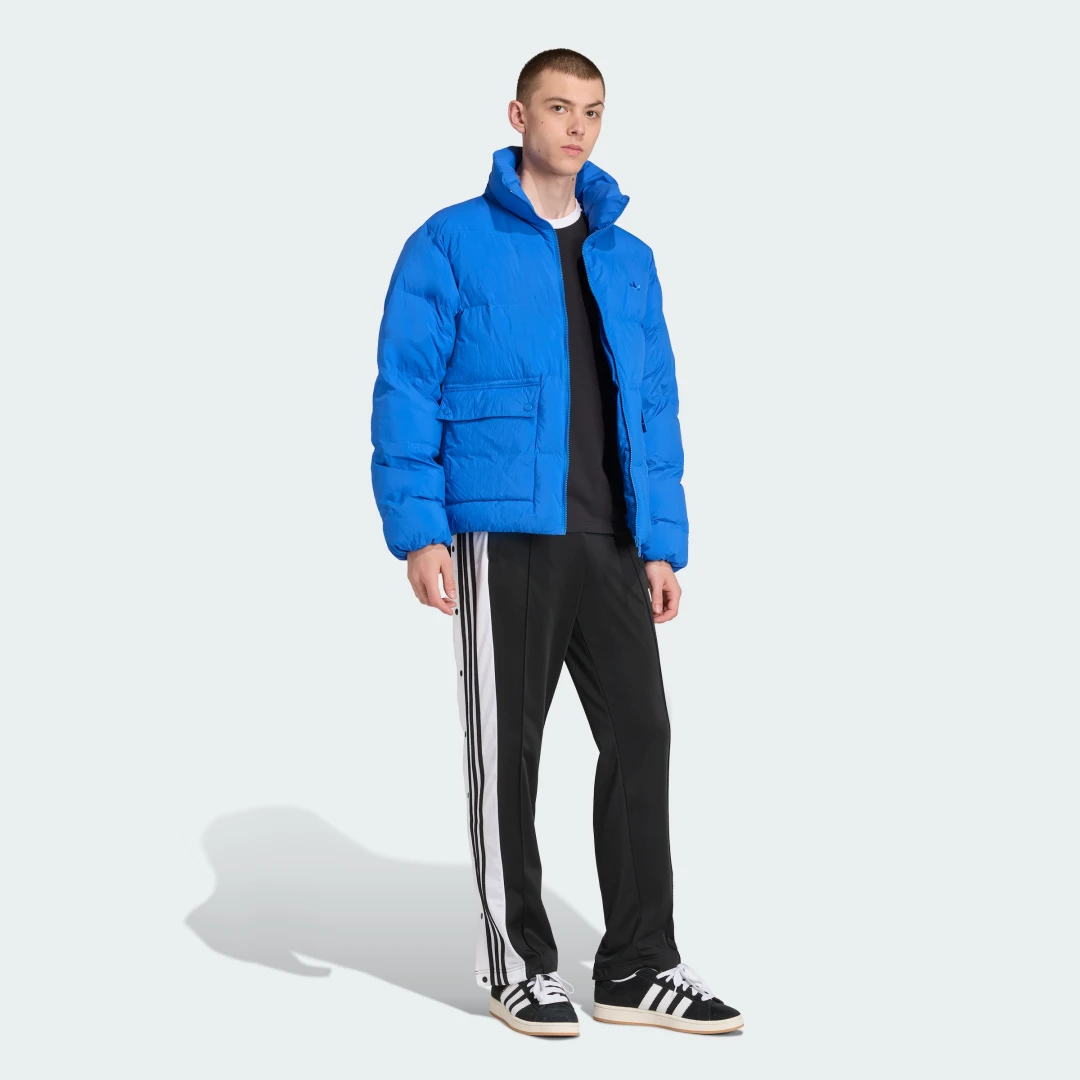 Detalle de adidas Originals, chaqueta abullonada azul de plumón sintético