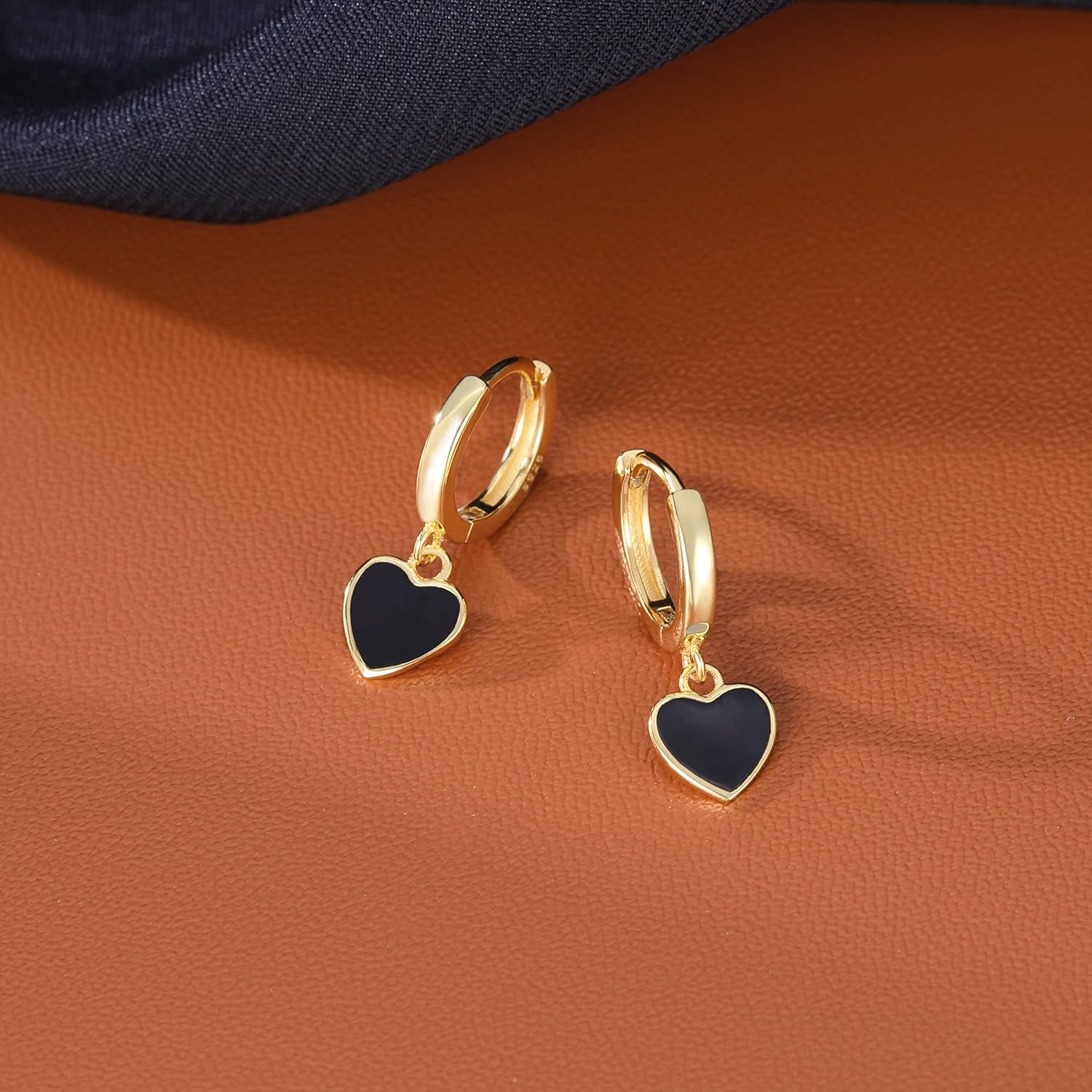 Detalle 2 de SLUYNZ Sterling Silver Black Heart Hoop Earrings – 925 Silver, Hypoallergenic, Gift-Ready