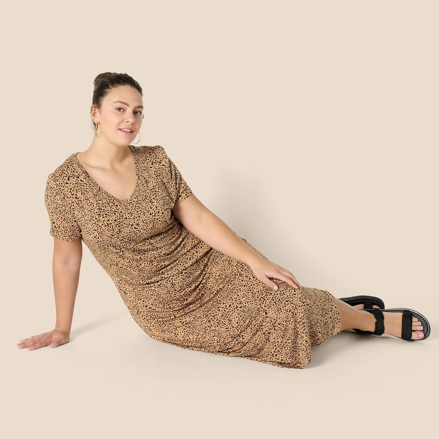 Thumbnail 6 de Amazon Essentials Women's V-Neck Short-Sleeve T-Shirt Jersey Midi Dress
