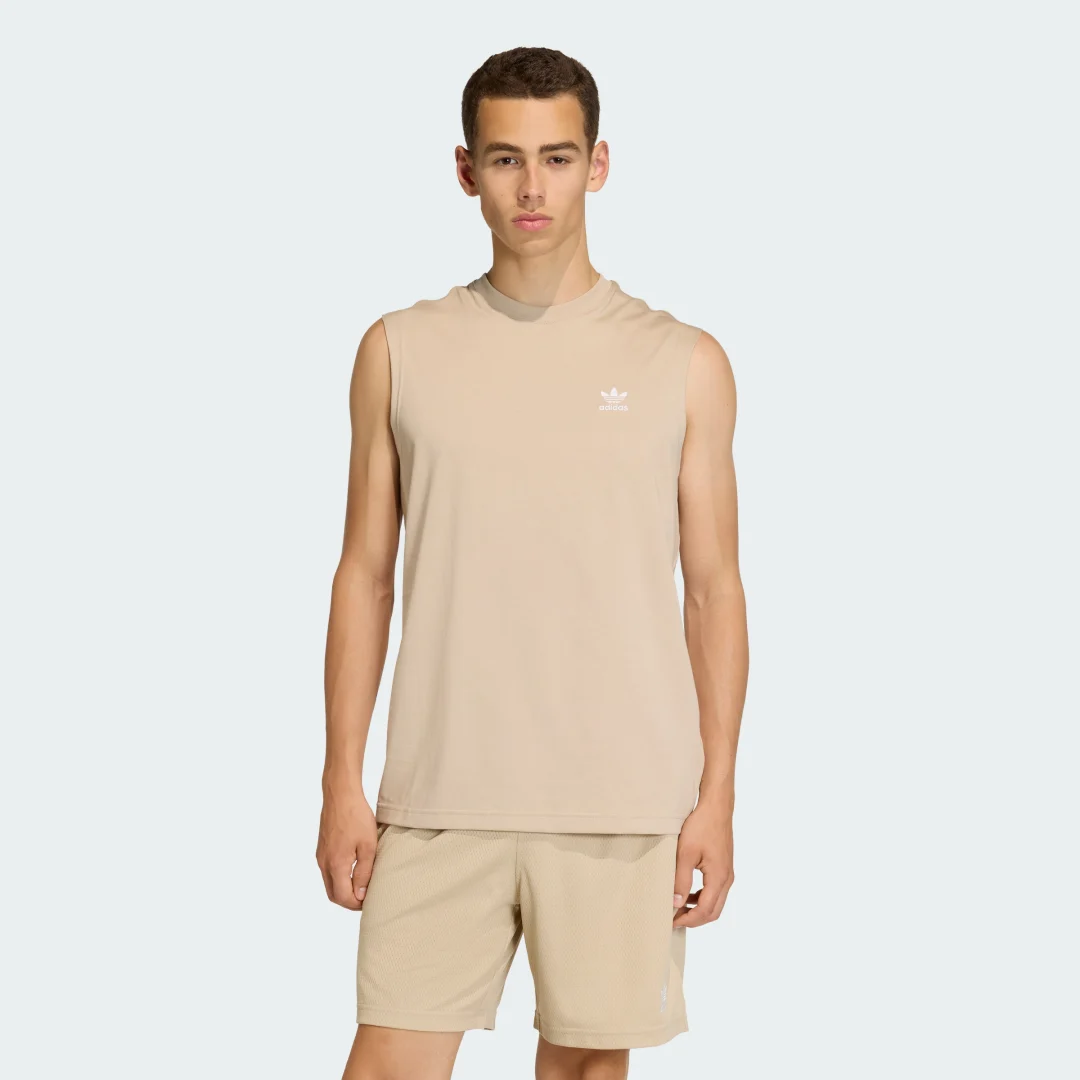 Detalle de Camiseta sin mangas Trefoil Essentials de Adidas — estilo básico y cómodo en color beige