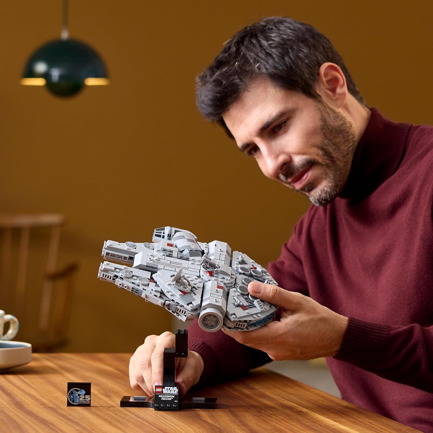 Detalle de LEGO Star Wars 75375 Millennium Falcon – Set da Costruire per Adulti, Esposizione e Targhetta inclusa