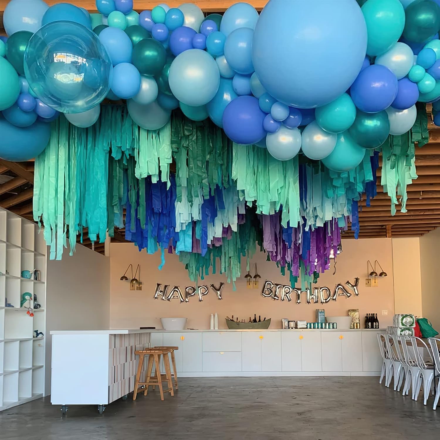 Detalle de PartyWoo Crepe Paper Streamers, 6 Rolls, 492 Feet in Blue, White & Silver