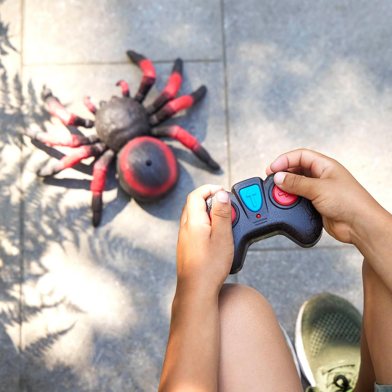 Detalle de TERRA by Battat Vogelspinne – ferngesteuertes Spielzeug mit realistischem Spinnen-Look