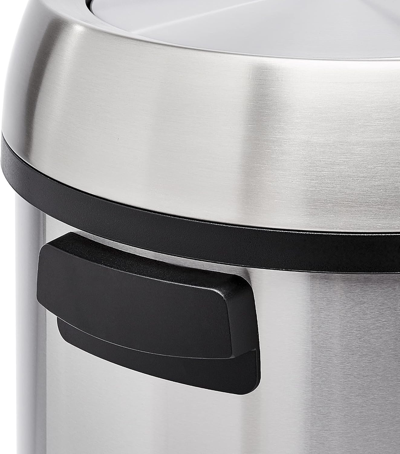 Detalle 2 de Amazon Basics Round Trash Can 17.2 gal đź—‘