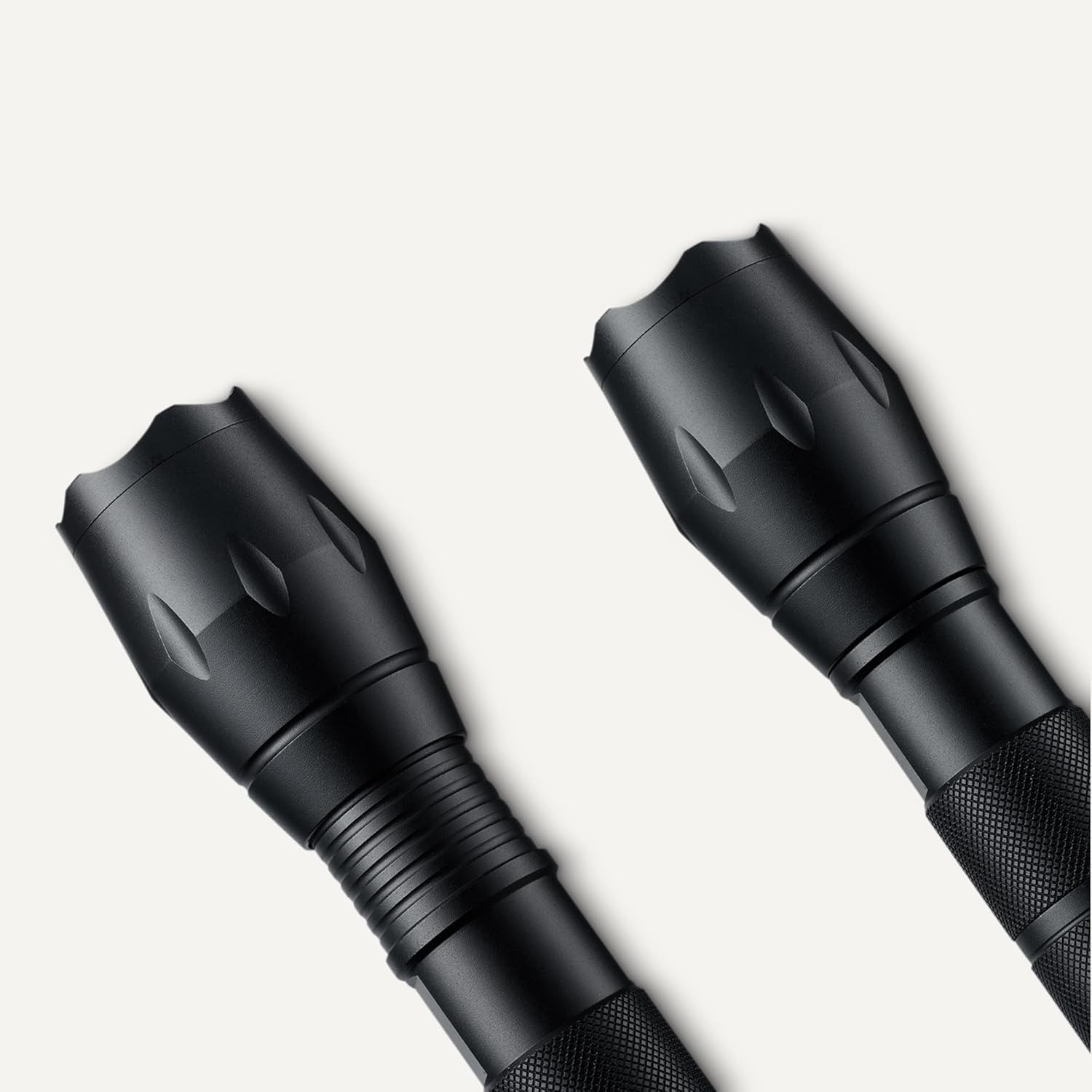 Detalle 2 de Amazon Basics Torcia LED Portatile con 5 Modalità di Illuminazione, 200 Lumen, Zoom e Corpo in Alluminio