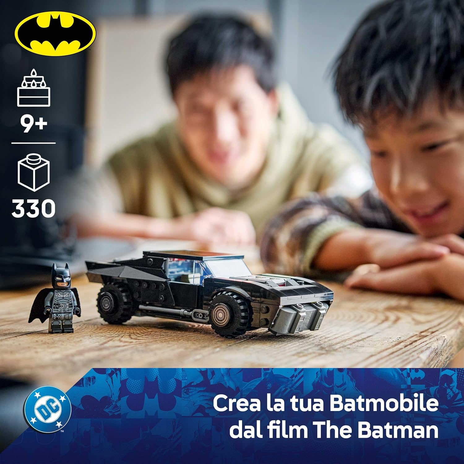 Detalle de LEGO DC Batmobile di Batman 76332 – Kit da Collezione con Minifigure Batman e Moneta Dorata
