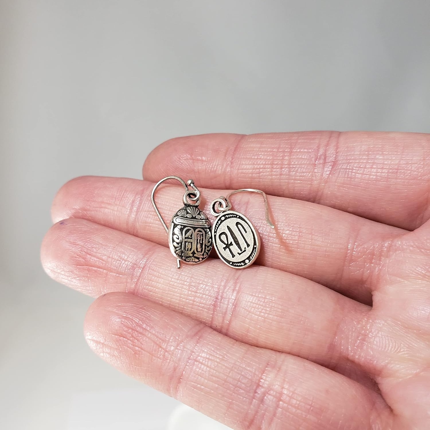Detalle de Mini Scarab Earrings, Antique Silver Finish