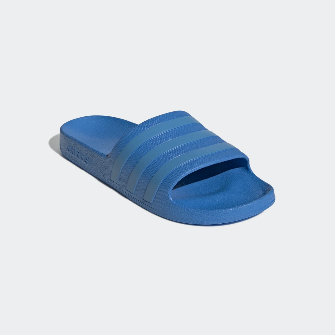 Detalle 2 de Adidas Chancla Adilette Aqua en azul: comodidad veraniega para playa y casa